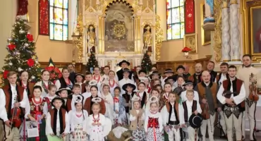 Charytatywny koncert kolęd w Pieniążkowicach i jasełka zespołu Zeleźnica