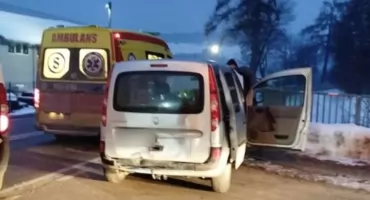 Zderzenie samochodów na ulicy Waksmundzkiej - jedna osoba trafiła do szpitala