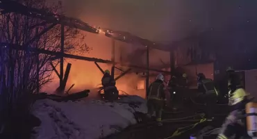 Pożar zabudowań w Waksmundzie - poszkodowane dwoje dzieci i strażak