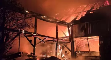 Pożar zabudowań w Waksmundzie - poszkodowane dwoje dzieci i strażak