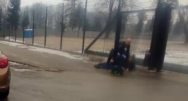 Zasłabnięcie na chodniku - policjanci z Zakopanego jako pierwsi ruszyli z pomocą