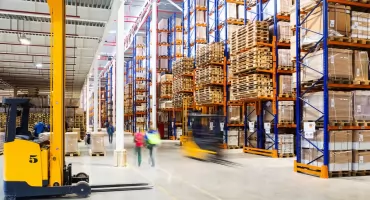 Zalety i wady pracy w magazynie. Czy to dobry pomysł na pierwszą pracę?