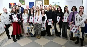 Wernisaż wystawy Młodzież Kenara przyciągnął publiczność