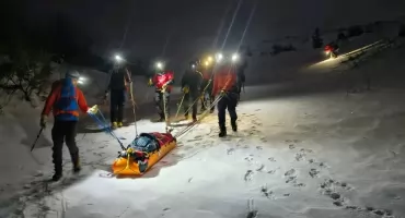 Upadek Lodowym Żlebem i nocna ewakuacja. Trudna akcja TOPR