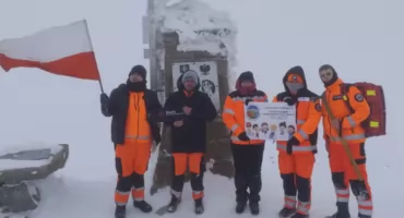 Babia Góra zdobyta sercem - wyjątkowa akcja ratowników Malty Służby Medycznej z Suchej Beskidzkiej dla podopiecznych Stowarzyszenia Gdzie Dwóch Albo Trzech