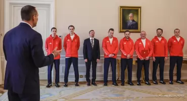 Prezydent RP Karol Nawrocki spotkał się z medalistami olimpijskimi w skokach narciarskich i ich trenerami