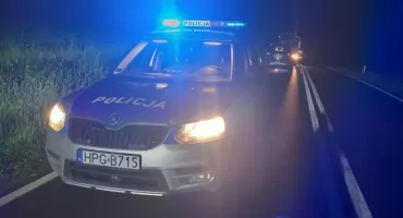 Niebezpieczne wyprzedzanie w Maniowach - auto w rowie, poszukiwany pasażer zatrzymany