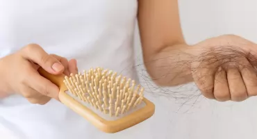 Włosy wypadają garściami? Sprawdź, kiedy warto zgłosić się do trychologa w Krakowie