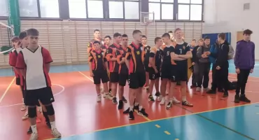 Turniej siatkówki szkół podstawowych rozstrzygnięty - drużyny z Pieniążkowic i Załucznego awansowały