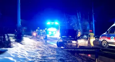 Stracił panowanie nad pojazdem - dwie osoby trafiły do szpitala