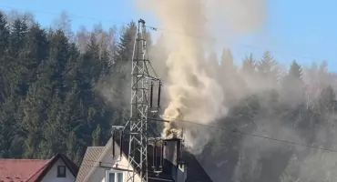 Pożar sadzy w kominie w Ponicach - niebezpieczne zagrożenie