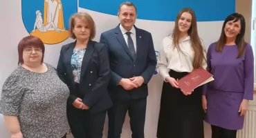 Gabriela Urbaniak po zdobyciu stypendium Prezesa Rady Ministrów uhonorowana podczas spotkania w Urzędzie Gminy Raba Wyżna