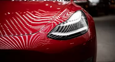 W jaki sposób wybrać ubezpieczenie OC i AC Tesli? Klucz do spokojnej eksploatacji elektryka