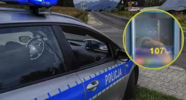 Ponad 100 km/h w obszarze zabudowanym. 23-latek z mandatem i utratą prawa jazdy