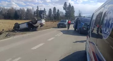 Policja informuje. Zderzenie dwóch pojazdów w Koniówce na DW 958 zakończone dachowaniem