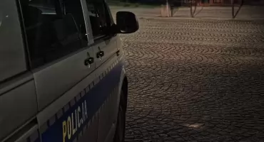 Pijany mężczyzna niszczył drzwi w bloku w Zakopanem. Interweniowała policja