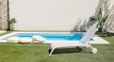 Jak stworzyć własny kurort na trawniku oraz basen i leżaki ogrodowe w idealnej harmonii