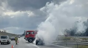 Akcja strażaków w Rdzawce. Pożar samochodu na zakopiance
