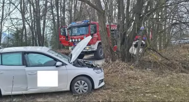Zderzenie osobówki z ciężarówką w Czerwiennem - dwie osoby poszkodowane