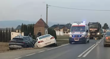 Dwa samochody poza jezdnią po zderzeniu w Rogoźniku