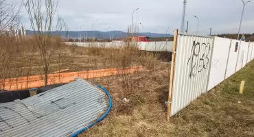 Zwęglone ciało mężczyzny odkryte po pożarze zarośli na niedokończonej budowie galerii handlowej na granicy Nowego Targu i Szaflar