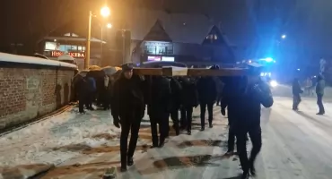 Parafialna Droga Krzyżowa w Czarnym Dunajcu w trudnych warunkach atmosferycznych