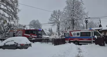 Trzy osoby trafiły do szpitala. Podejrzenie zatrucia tlenkiem węgla
