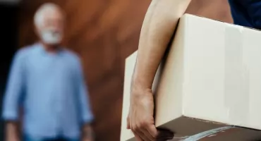 Jak bezpiecznie pakować prezenty do wysyłki kurierskiej? Połącz estetykę z wytrzymałością