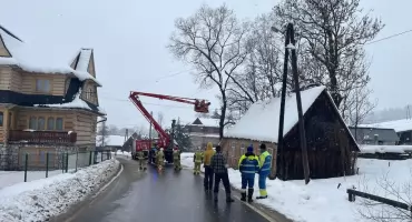Ciche - drzewo zagroziło budynkowi i linii energetycznej 