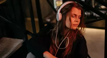 Szukasz mocnych wrażeń? Te polskie kryminały w formie audio zwalają z nóg już po pierwszym rozdziale