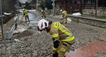 Żwir na drodze w Rzepiskach i szybka akcja strażaków - mogło być niebezpiecznie