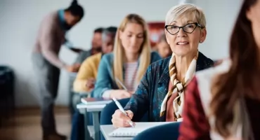 Naucz się uczyć dorosłych i otwórz nowy rozdział w swojej karierze. Poznaj studia z andragogiki