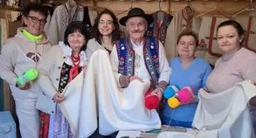 Góralskie portki pod lupą mistrza. W Krościenku ruszyły warsztaty, które ratują ginące rzemiosło