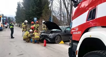 Kolizja w Kościelisku. Samochód osobowy zderzył się z autobusem