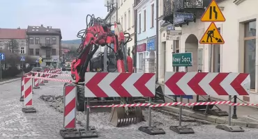 Ruszył remont nawierzchni na rynku w Nowym Targu. Są utrudnienia dla kierowców