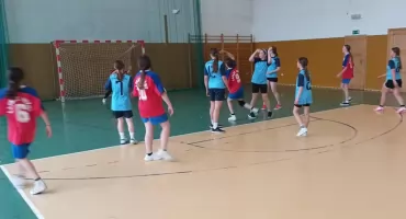 Młode szczypiornistki z Pienin powalczyły o awans