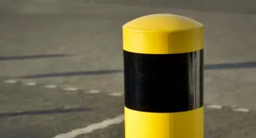 Jak ograniczyć nielegalny wjazd na teren prywatny na Podhalu? Słupki wysuwane z ziemi zamiast szlabanów