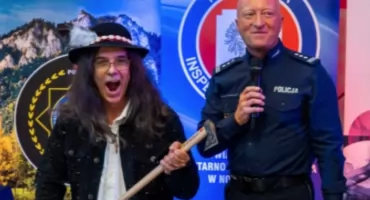 Charytatywna aukcja ciupagi z podpisem muzyka Scorpions dla Placówki Opiekuńczo - Wychowawczej typu socjalizacyjnego w Nowym Targu