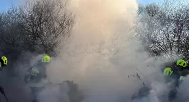 Pożar traw w Jabłonce. Strażacy działali w trudnym terenie