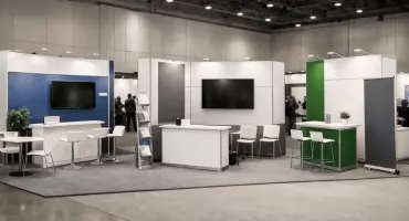 Jak wykorzystać przestrzeń targową, by przyciągnąć uwagę odbiorców? Praktyczne spojrzenie na ścianki wystawiennicze