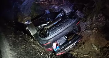 Dachowanie w Knurowie - kierowca zbiegł z miejsca zdarzenia