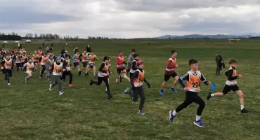 Biegali na lotnisku, stawka była wysoka. Rekordowa frekwencja w powiecie