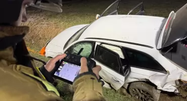 Samochód poza drogą, jedna osoba w szpitalu, druga odnaleziona po poszukiwaniach