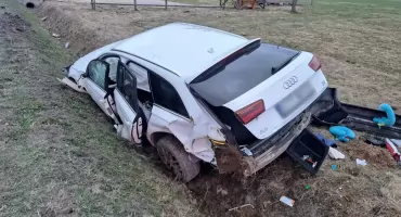 Policja podaje pierwsze informacje na temat zdarzenia - nocny wypadek i poszukiwania kierowcy, potem zaskakujący finał