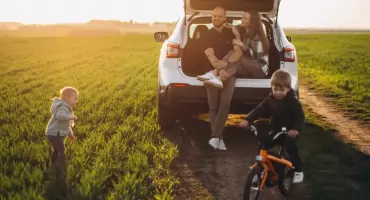 Długi weekend z rodziną – jak przygotować się do podróży autem, żeby uniknąć stresu i awarii?
