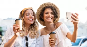 Jak wyeksponować pamiątki z wakacji z przyjaciółką? Poznaj ofertę UwolnijKolory!