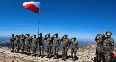Flaga na Babiej Górze. Strażnicy graniczni uczcili święto w wyjątkowy sposób
