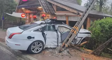 Jaguar roztrzaskał się o budynek na Olczy - kierowca uciekł