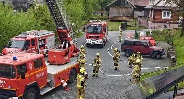 Strażacy ćwiczyli w Łapszach Wyżnych. Były działania gaśnicze i współpraca kilku jednostek