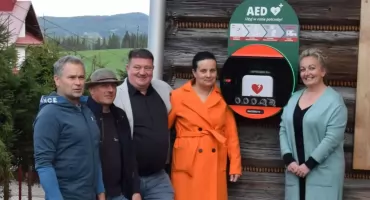 Defibrylator AED trafił do Domu Ludowego w Bukowinie Tatrzańskiej - dla bezpieczeństwa mieszkańców i turystów